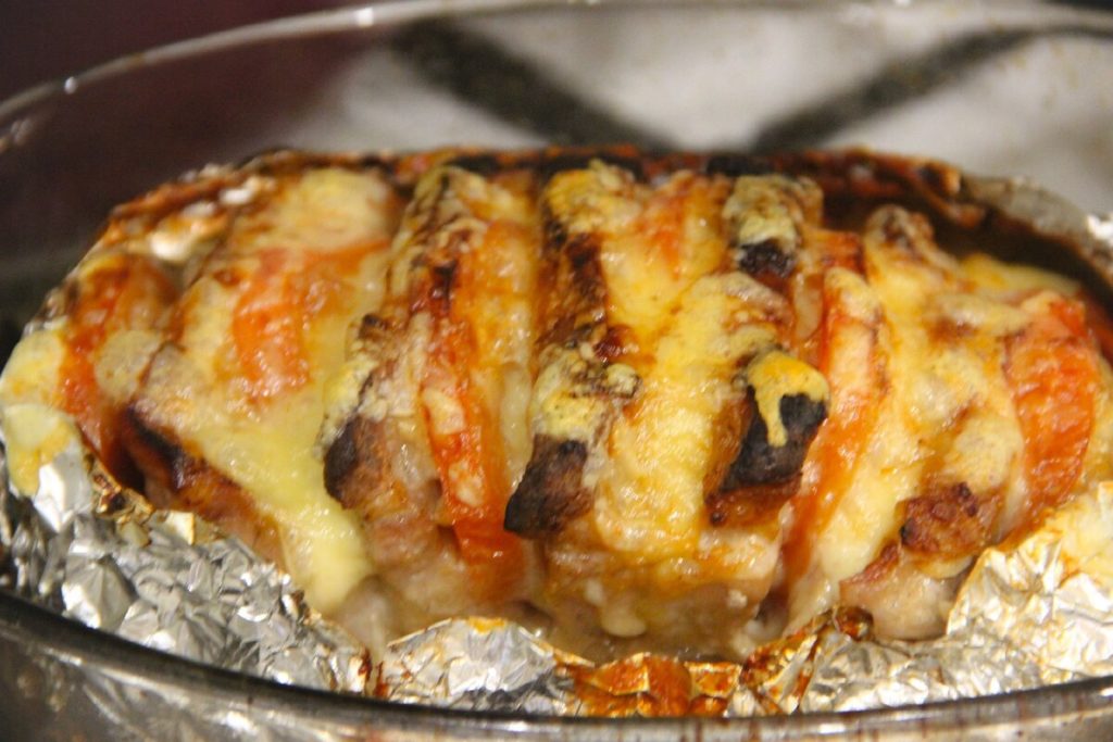 Куриная грудка с баклажанами, помидорами м сыром запечённая в духовке.