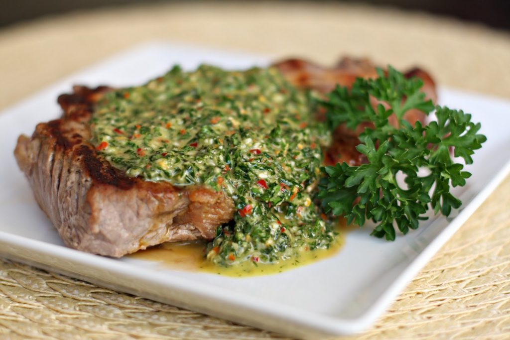 Вкусная еда в духовке и рецепты блюд из мяса может быть свинина запечённая с зеленью и чесноком.