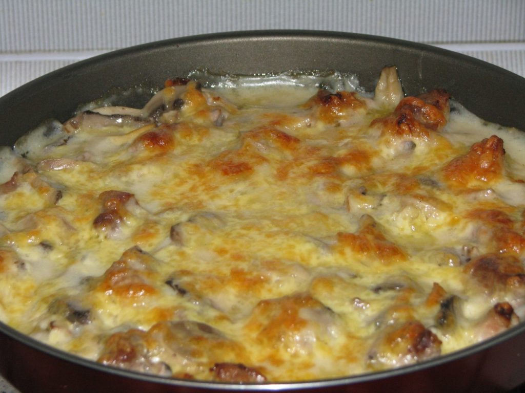 Вкусная еда в духовке рецепты блюд где курица с грибами в сметанном соусе.
