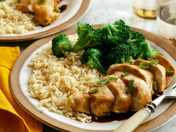 Вкусная еда для похудения готовится из обычных продуктов таких как рис, курица и капуста брокколи.
