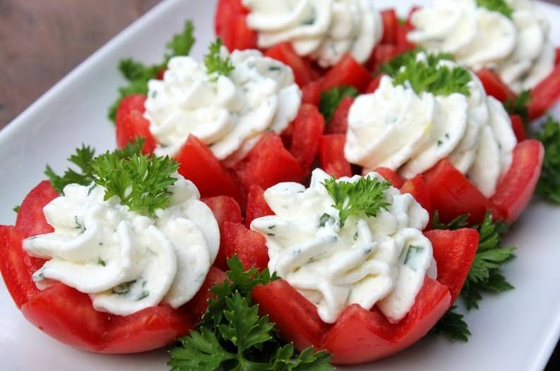 Домашняя еда быстро и вкусно и одними из самых популярных являются фаршированные помидоры.