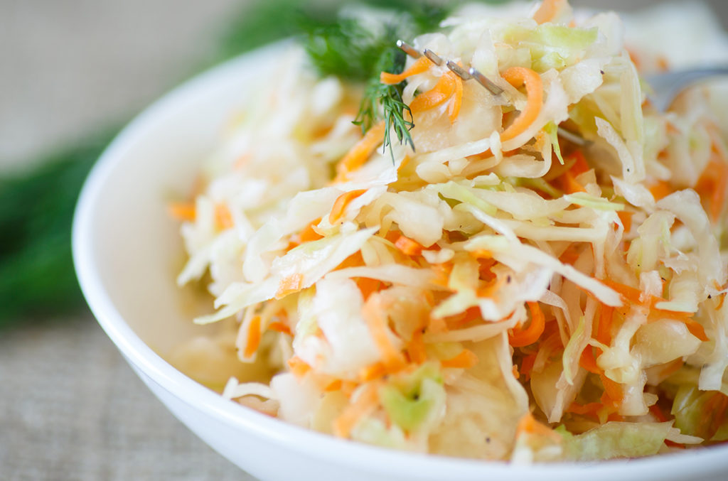 Витаминный салат из капусты  будет хорошим дополнением к шашлыку и это вкусная еда на природе.