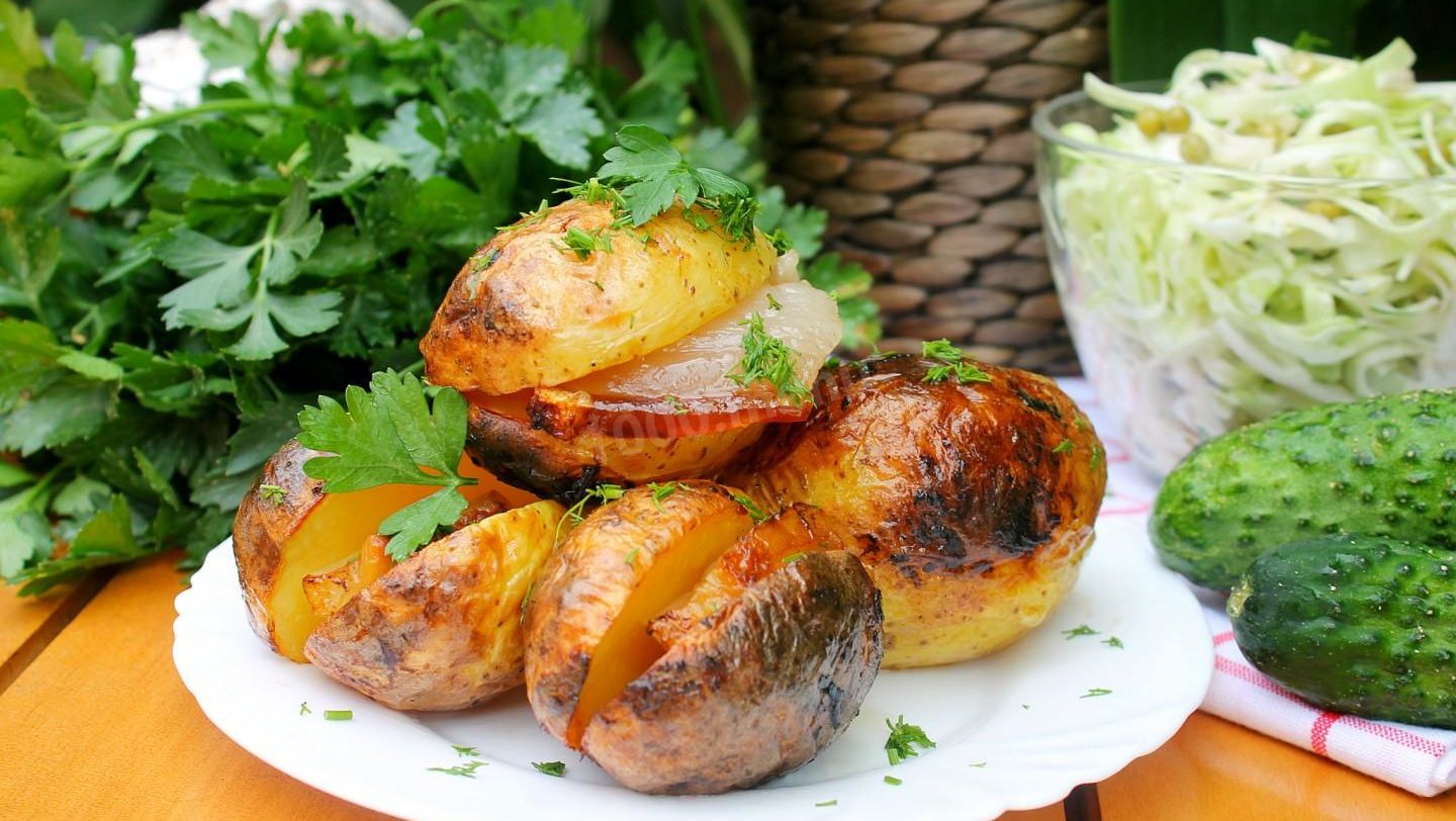 Картошка с салом отличное дополнение к столу и вкусная еда на природе.
