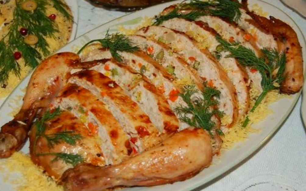 Курица-галантин это вкусная необычная еда. И готовится она из самых обычных продуктов.