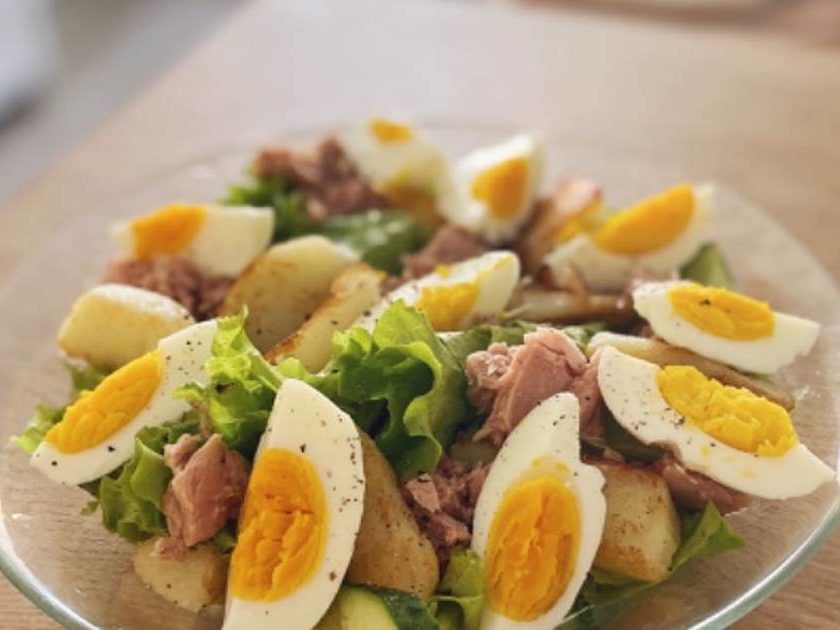 Тёплый салат из картофеля и тунца это простые рецепты вкусной еды на каждый день.