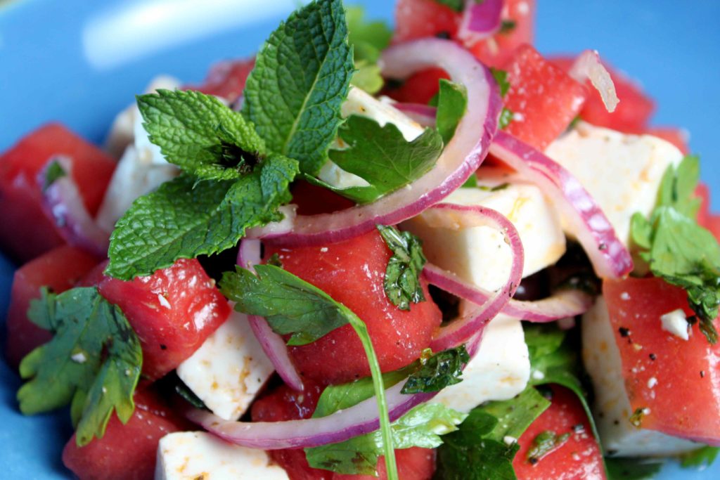 Вкусная необычная еда готовится из самых обычных продуктов. Один из них это салат из арбуза и черри.