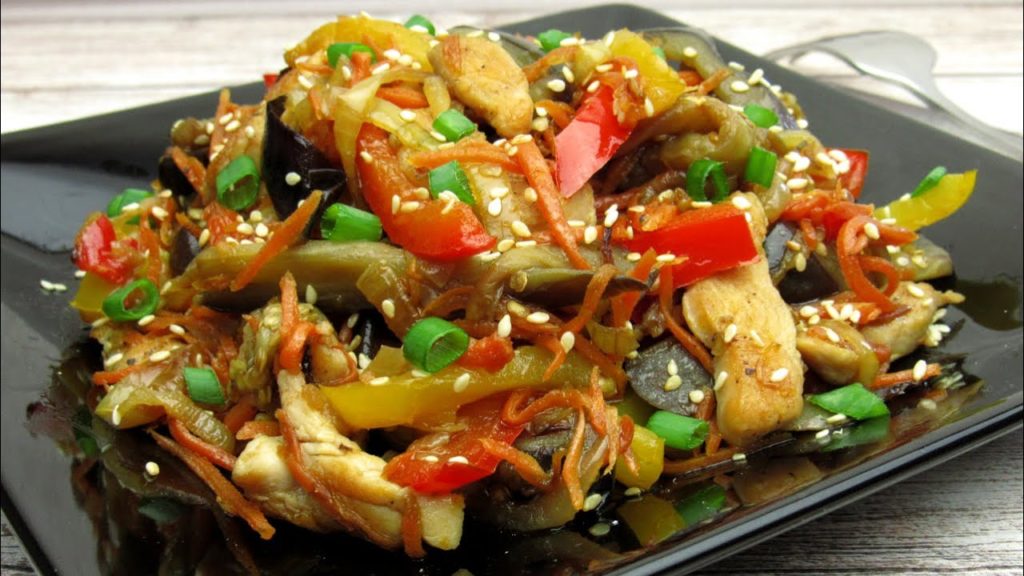 Салат из курицы, баклажан и перца и это вкусная и полезная еда, рецепты блюд  из баклажан.