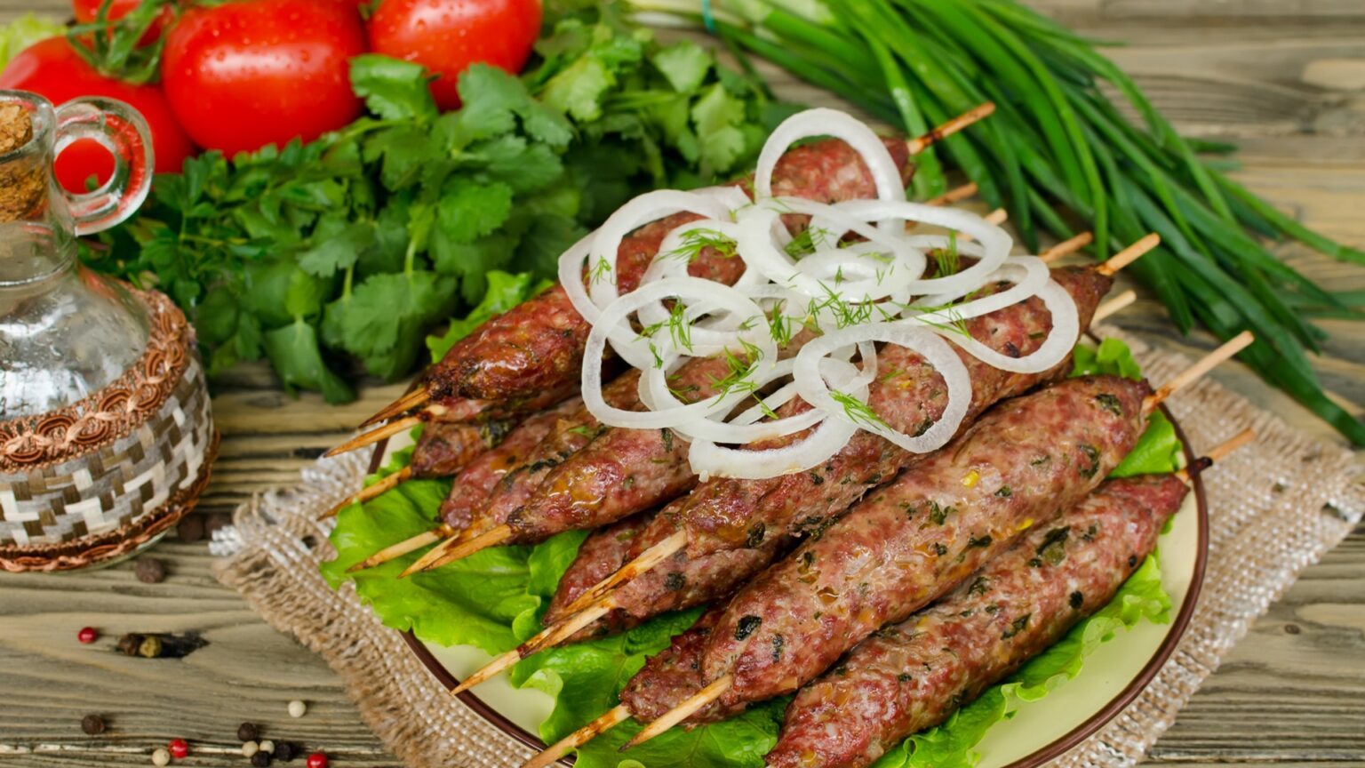 Блюда из баранины наибольшей популярностью пользуются в Узбекской, Татарской, Турецкой кухнях.  Блюда насыщены неповторимым ароматом и вкусом. Ассортимент банкетных блюд из мяса баранины огромен.