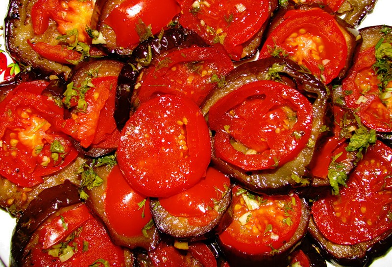 Баклажаны с помидорами и это вкусная и полезная еда, рецепты блюд из баклажан.