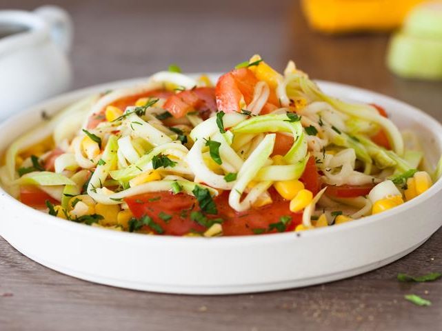 Салат из кабачков, помидоров и кукурузы это вкусная недорогая еда из кабачков.