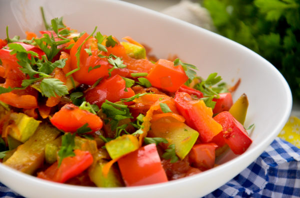 Цукини жареные с перцем и помидорами и это вкусная недорогая еда из кабачков.