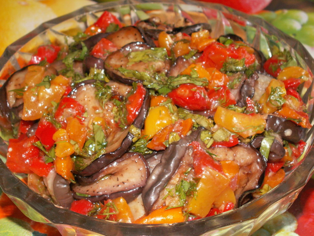 Закуска из баклажан с овощами и это вкусная и полезная еда, рецепты блюд из баклажан.