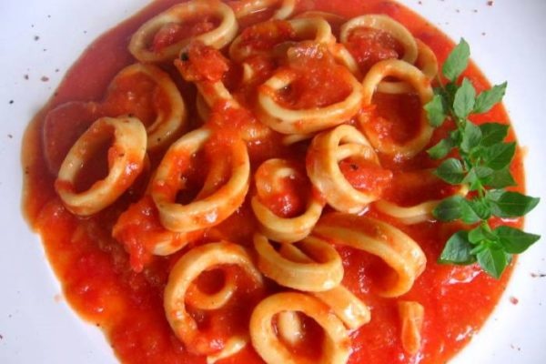 Кальмары в томатном соусе и рецепты самой вкусной еды из кальмаров.