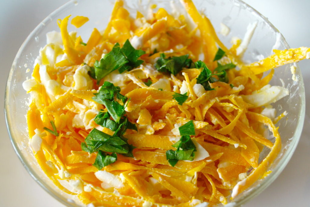 Салат из сырой тыквы с майонезом и это вкусная еда, как приготовить дома блюда из тыквы?