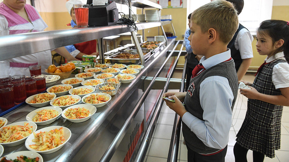 Питание в школах должно быть здоровым, полезным, сбалансированным, выглядеть аппетитно и стоить недорого. Детское меню столовая составляет  с учётом всех особенностей детского организма.