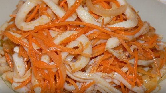 Салат из кальмаров и острой моркови и рецепты самой вкусной еды из кальмаров.