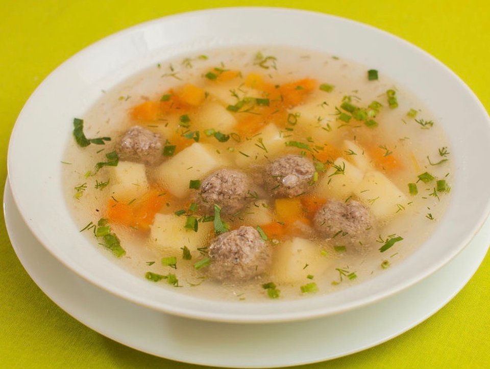 Суп с фрикадельками одно из самых любимых блюд школьников и его конечно же должно содержать детское меню в школе.