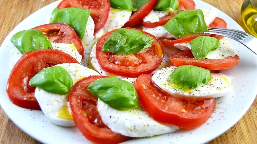 Один из самых распространённых салатов в Италии. Готовится он очень быстро  и просто. Итальянская национальная кухня  содержит множество различных блюд.