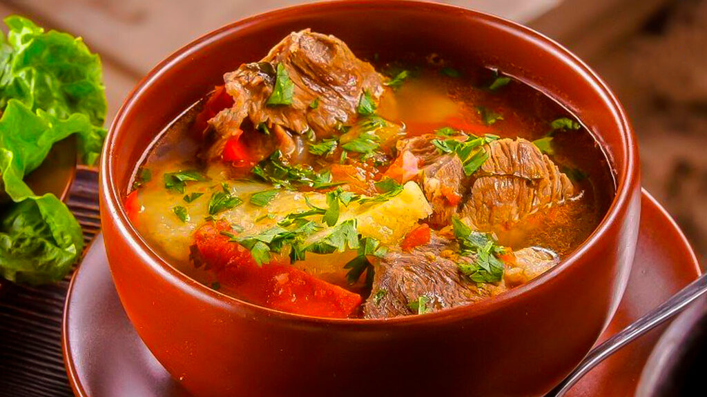 Грузинская кухня, национальные блюда содержат в себе большое количество густых наваристых супов. Один из них это хашлама из телятины.