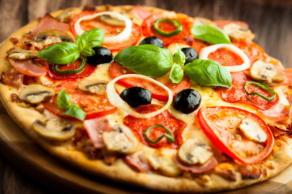 Национальная итальянская кухня содержит в себе большое количество блюд из муки, это пицца, лазанья, паста. Итальянцы употребляют много блюд из рыбы и морепродуктов. Любят сыры и соусы.