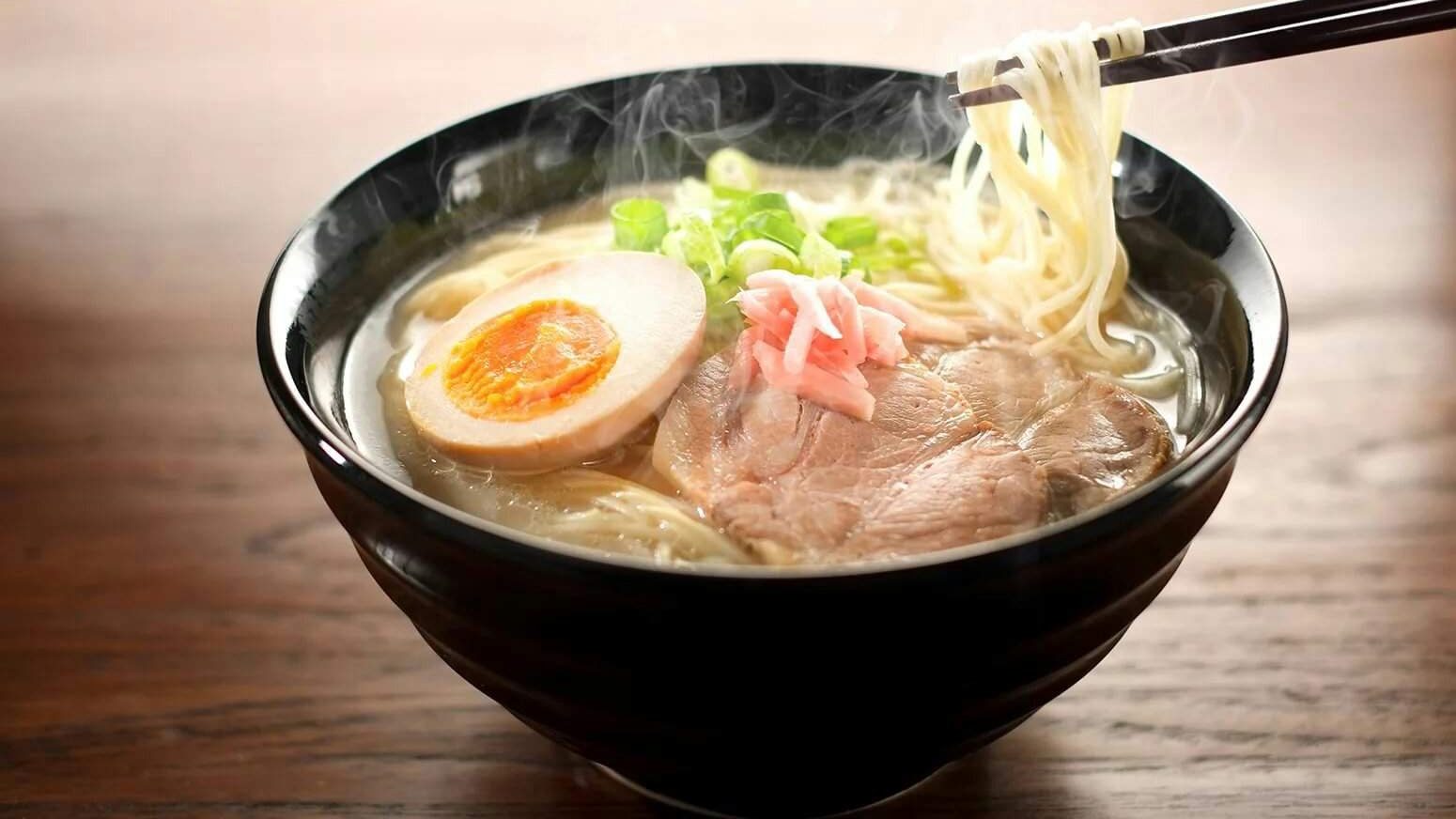 Рамен это горячий суп из пшеничной лапши в ароматном бульоне. Японская национальная кухня разнообразна блюдами.
