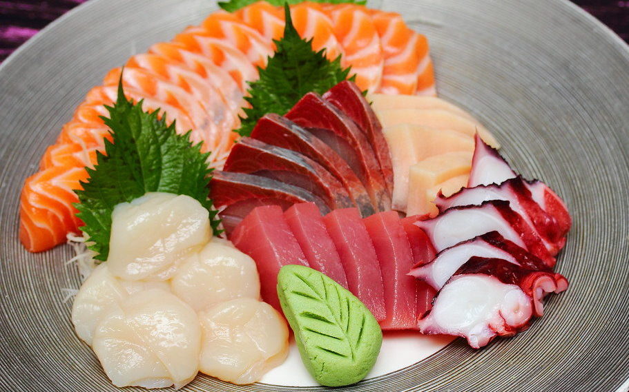 Сашими это тонко нарезанная сырая пища, её подают с васаби, имбирём. Японская национальная кухня очень своеобразна.