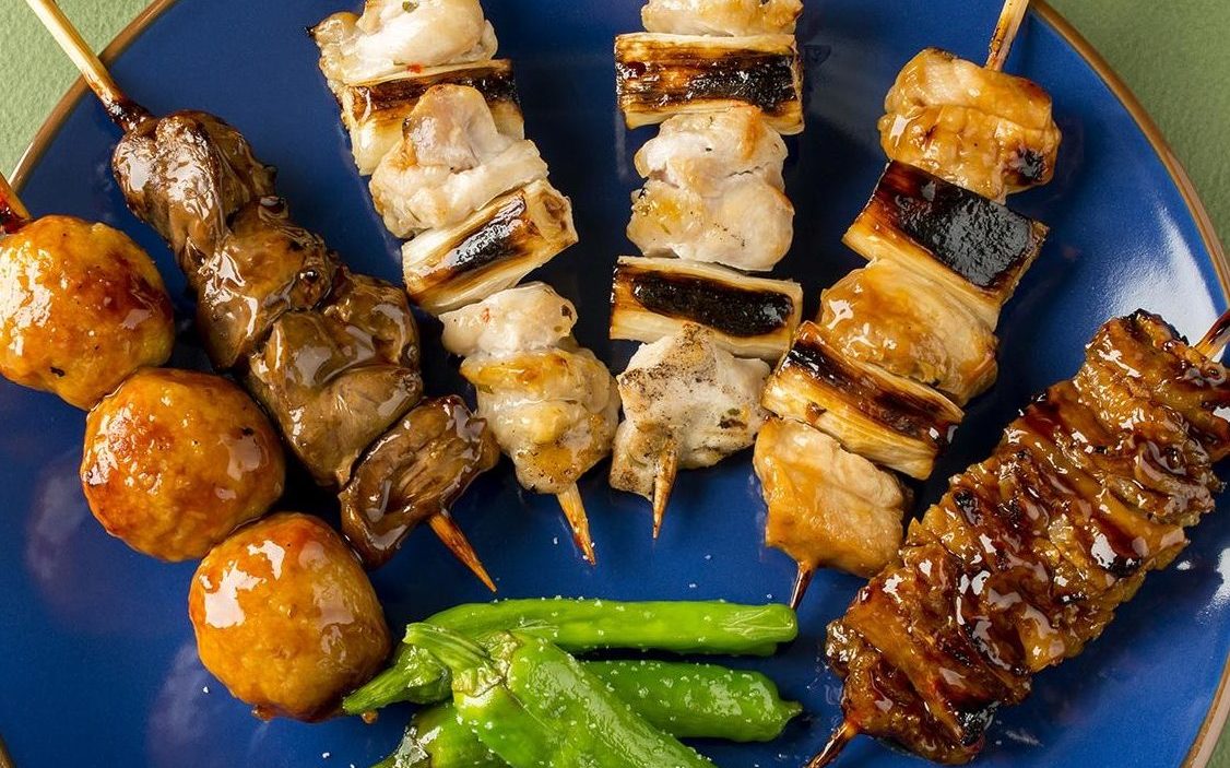 Якитори это шашлычки на шпажках из куриных грудок, печени, бёдрышек. Японская национальная кухня разнообразна.