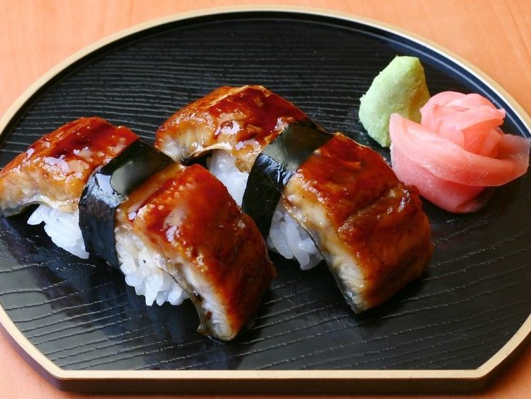 Унаги - это блюдо  из карамелиризованного угря. Японская национальная кухня необычная и уникальная.