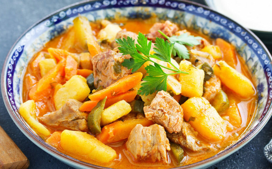 Татарская национальная кухня разнообразна наличием горячих блюд. И одним из них является азу по-татарски.