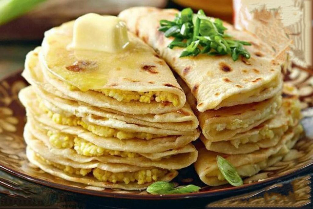 Кастыбый это традиционные лепёшки с картофельным пюре и жаренным луком. Татарская национальная кухня разнообразна блюдами из теста.