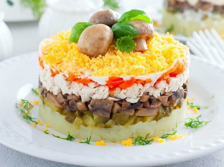 Слоёный салат с грибами, картофелем, огурцами, курицей, яйцами. Красивая и вкусная еда с шампиньонами.