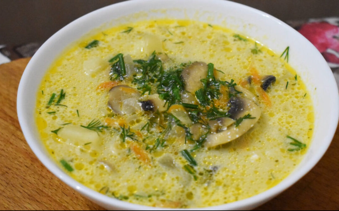 Нежный сырный грибной суп. Это вкусная еда с шампиньонами.