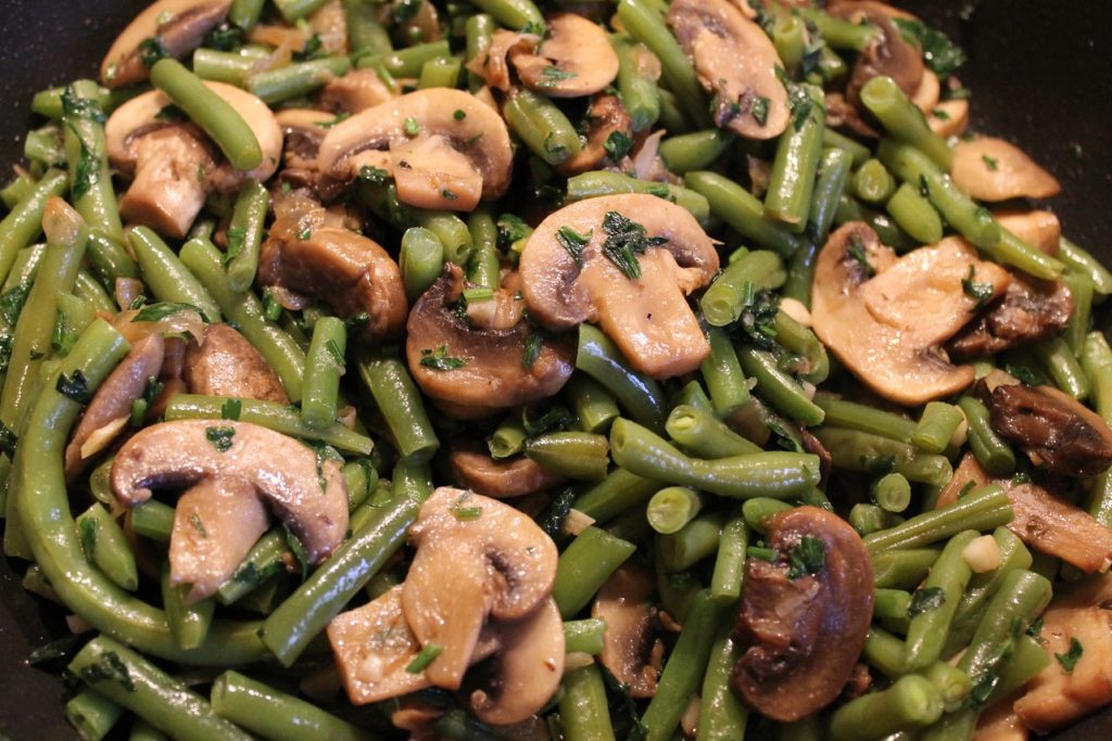 Тёплый салат из шампиньонов и зелёной фасоли готовится просто и быстро. Это вкусная еда из шампиньонов.