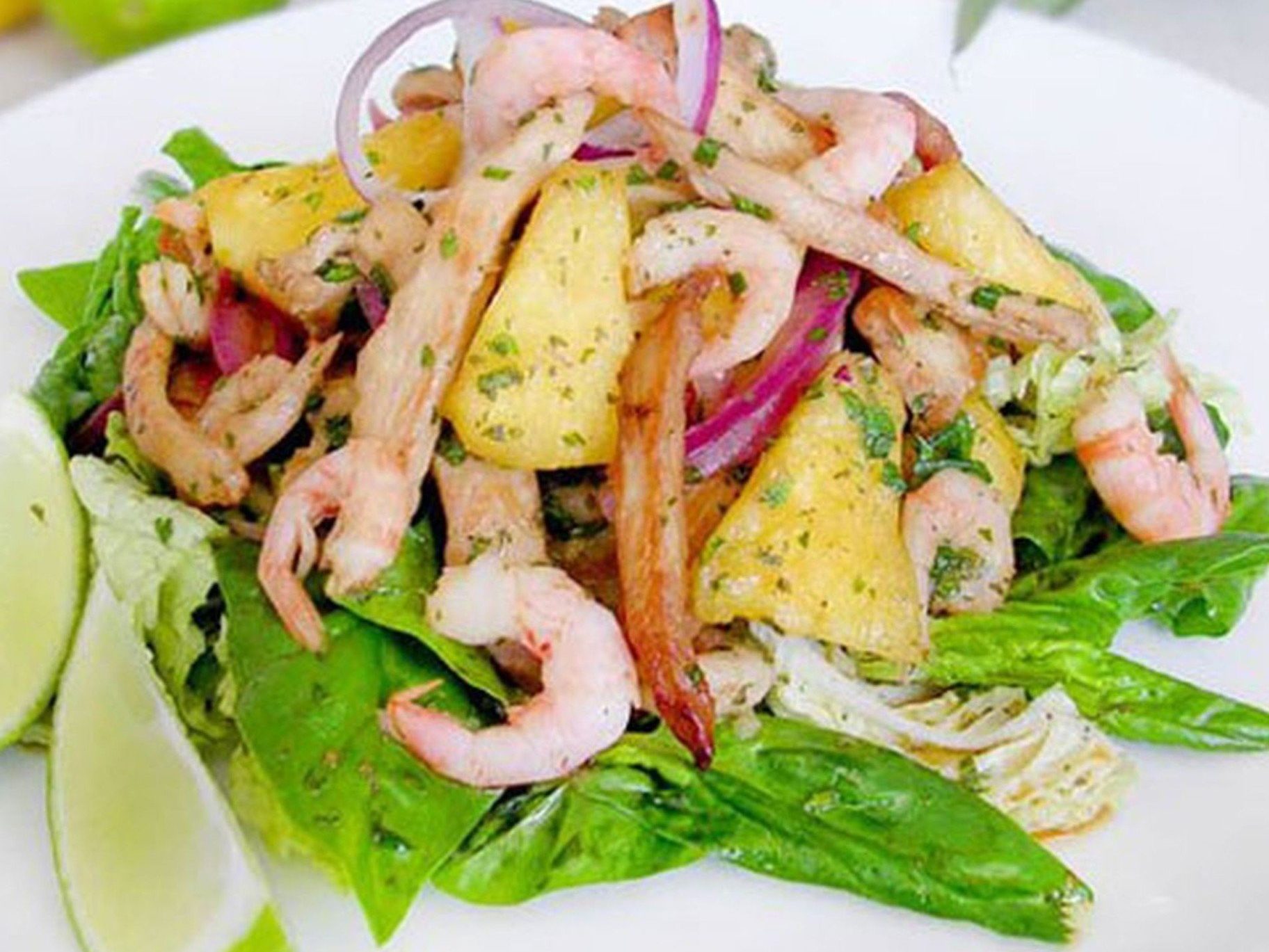 Тайский салат из индейки и креветок с острым соусом. Огромен мир вкусной еды из индейки и блюд из неё.