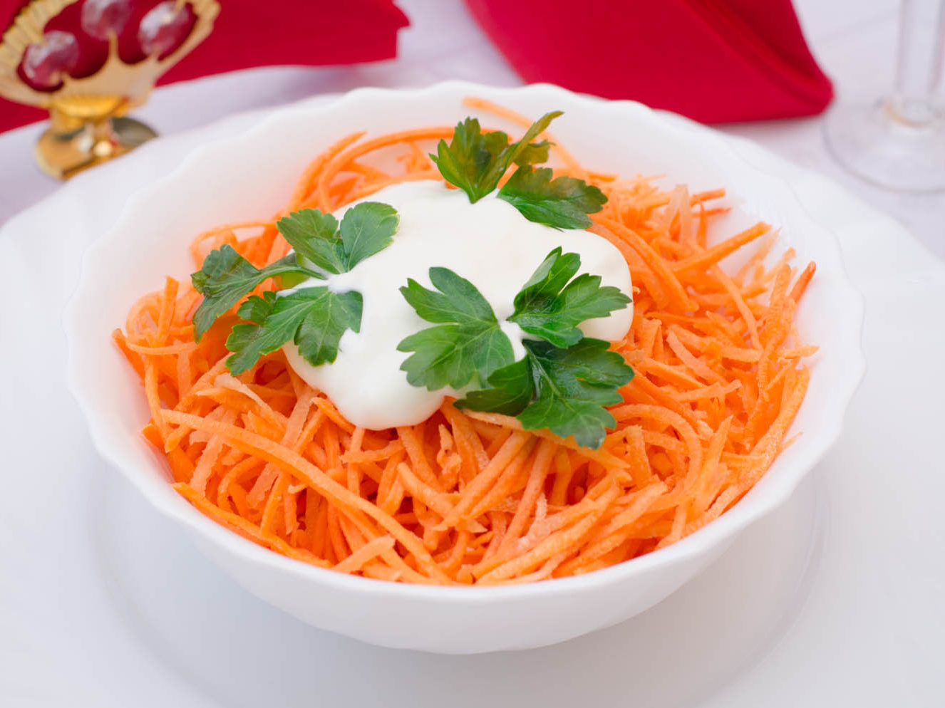 Детское меню в школе содержит один из самых простых салатов, это салат из моркови со сметаной.