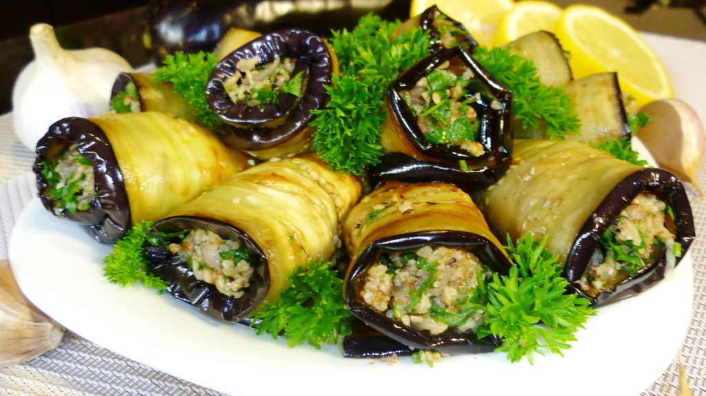 Рулетики из баклажан с грецкими орехами это очень вкусные лёгкие рецепты еды во время Великого Поста.