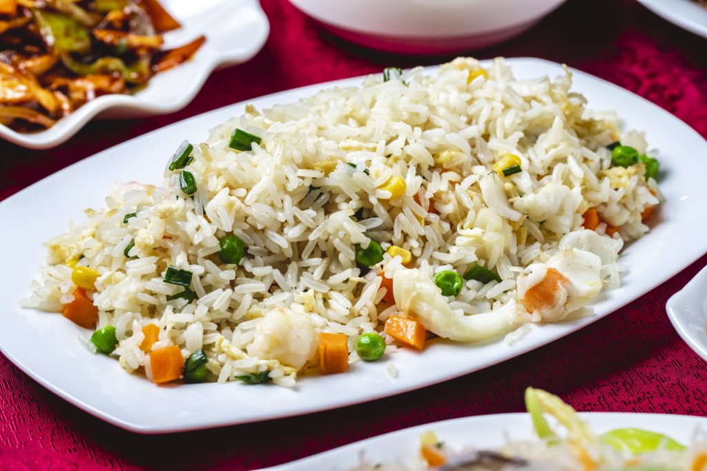 Салат постный с рисом, кукурузой и шампиньонами