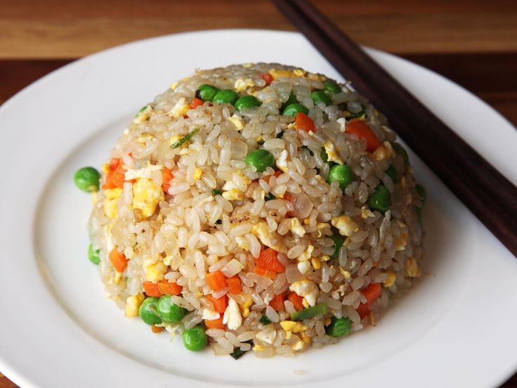 жареный рис с овощами это вкусная постная еда