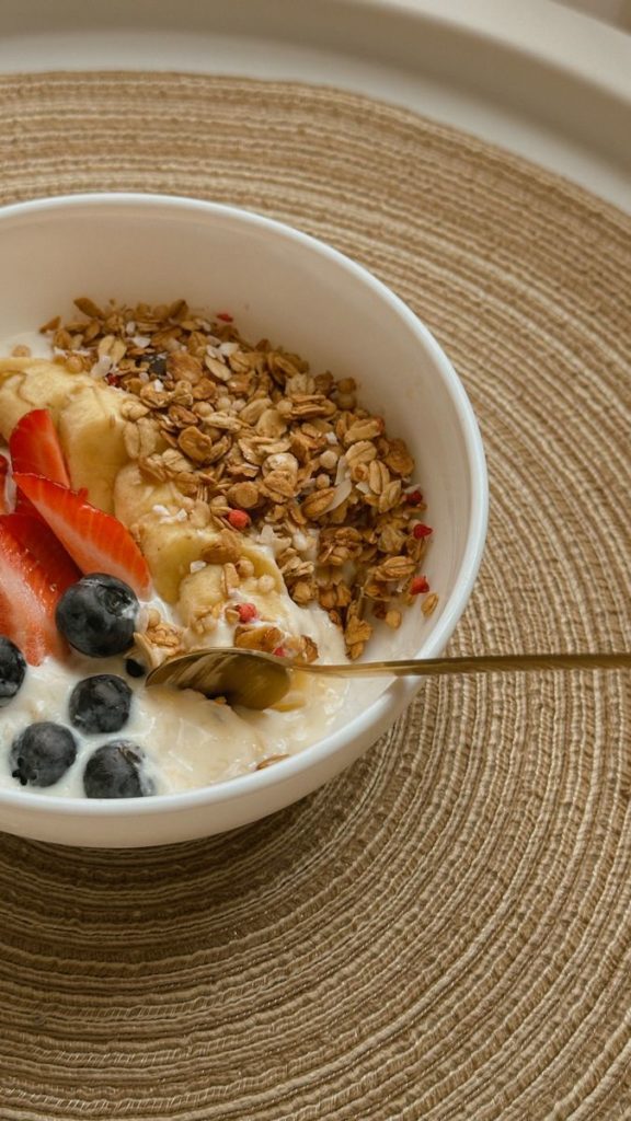 йогурт с мюсли и ягодами это вкусная еда на завтрак для взрослых и детей