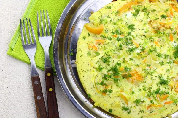 омлет с сыром и зеленью это вкусная еда на завтрак для взрослых и детей