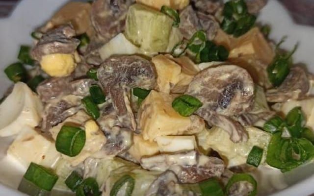 салат с грибами, огурцом и яйцом это вкусная недорогая еда из грибов.