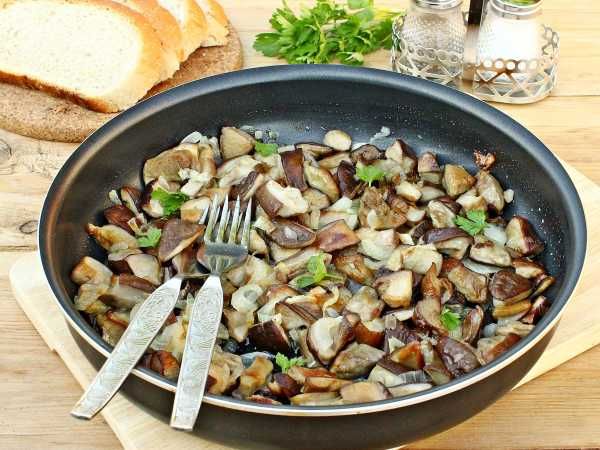 жареные белые грибы с луком это вкусная недорогая еда из грибов